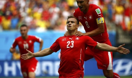 Switzerland's Xherdan Shaqiri celebrates with Switzerland's Gokhan Inler after scoring a goal during the 2014 World Cup Group E soccer match between Honduras and Switzerland at the Amazonia arena in Manaus June 25, 2014. 