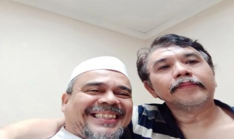 Syahganda (kanan) bersama Habib Riziek foto bareng di dalam tahanan.