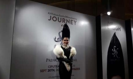 Syahrini menggunakan jambul khatulistiwa saat menemui media sebelum konser Journey of Princess Syahrini, Kamis (20/9).