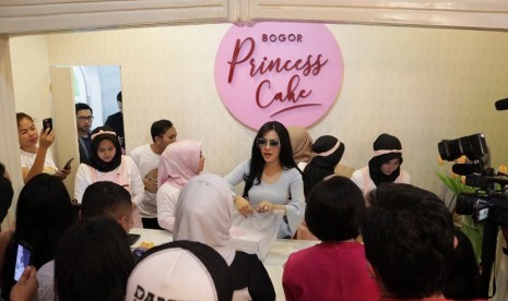 Syahrini saat membuka gerai teraru 