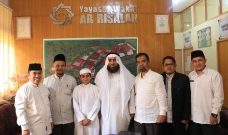 Syaikh Dr Habib Namlayti dari Badan Wakaf Sunniyah Bahrain (keempat dari kanan) di kantor Yayasan  Ar Risalah, Padang, Kamis (20/9).