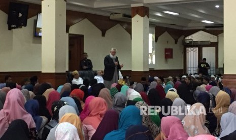 Syaikh Yusuf Estes, penda’i asal Amerika menuntun pembacaan syahadat di Masjid Agung Sunda Kelapa, Ahad (18/3). 