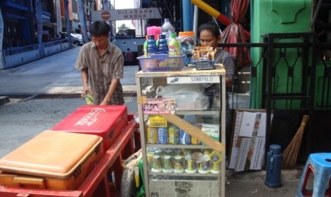 Syamsuri dan Istri di depan Kampus LP3I Kramat Jakarta Pusat