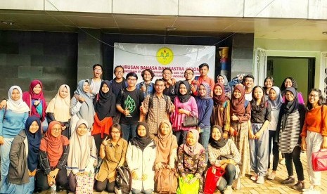 Syarfudin Yunus bersama mahasiswa Prodi Sastra Indonesia UNJ, peserta workshop penulisan berita.