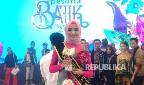 Syarifah Husna Al-Bahsin Mahasiswa UMM Program Studi Ekonomi Syariah UMM pada Grand Final Pesona Batik Nusantara di Jakarta.