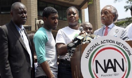 Sybrina Fulton, ibu Trayvon Martin, didampingi anaknya Jahvaris Fulton, (dua dari kiri), Pendeta Al Sharpton, (kiri) dan pengacaranya, Benyamin Crump, dalam aksi protes di New York (20/7).