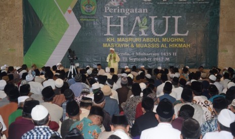 Syeh Tazakhani, mursyid Thoriqoh At-Tijani dari Maroko menyampaikan tausiyah di depan ribuan umat yang menghadiri haul Ke-6 KH Masruri Mughni di pondok pesantren Al-Hikmah2, Benda, Sirampog, Kabupaten Brebes, Jawa Tengah, Ahad (24/9).