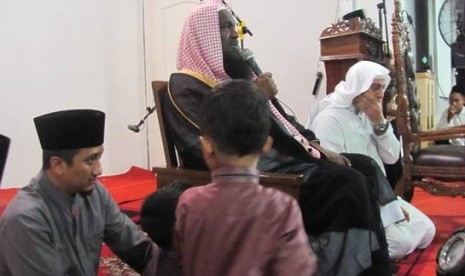 syeikh adil al kalbani, imam masjidil haram (tengah)  memotivasi ribuan santri pesantren daarul quran ketapang