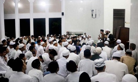 Syeikh Iyad Abu Rabi' saat mengisi taushiyah Shubuh di Masjid Ummul Qurro Depok, Jawa Barat, Selasa  (7/6).