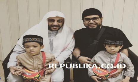 Syekh Ali Jaber bersama Erwin Raja serta sepasang anak kembarnya, Al Ghazali Tsaqib Janitra Raja dan Al Khalifi Zikri Jonea Raja.