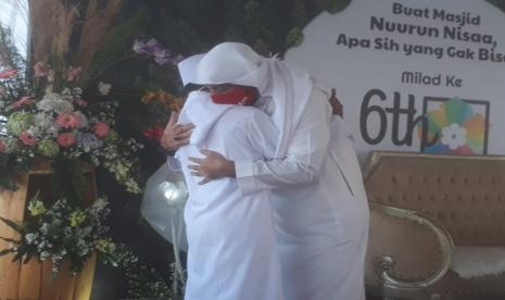 Syekh Ali Jaber bertemu dan memeluk Muhammad Al-Gifari yang akrab disapa Akbar (16) di acara Milad ke 6 Nuurin Nisa di Cihanjuang, Kabupaten Bandung Barat, Rabu (11/11).