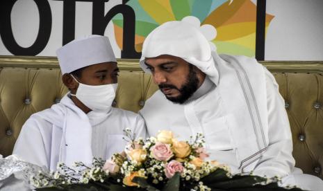 Syekh Ali Jaber Meninggal, Menteri Pertanian Berduka. Foto: Syekh Ali Jaber (kanan) berbincang dengan Muhammad Al Gifari (kiri) saat pertemuannya di sela acara Milad Yayasan Nuurun Nisaa di Cihanjuang, Kabupaten Bandung Barat.