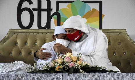 Syekh Ali Jaber (kanan) memeluk Muhammad Al Gifari (kiri) saat pertemuannya di sela acara Milad Yayasan Nuurun Nisaa di Cihanjuang, Kabupaten Bandung Barat.