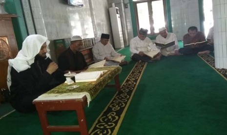 Syekh Essam Al-Mizjaji mengajari tahsin Quran kepada para guru Sekolah Bosowa Bina Insani (SBBI) Bogor, Jawa Barat, Jumat (16/10).