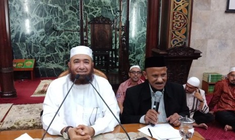 Syekh Mahmud Al-Mishri dari Mesir (kiri), mengisi kajian Islam di Masjid Agung Sunda Kelapa (MASK), Menteng, Jakarta Pusat, Rabu (18/4) malam.