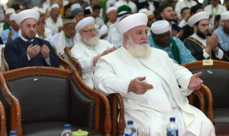 Syekh Muhammad Adnan Al-Afyouni asal Suriah saat penutupan Konferensi Ulama Sufi Internasional di Pekalongan, Jawa Tengah, Rabu (10/4)..