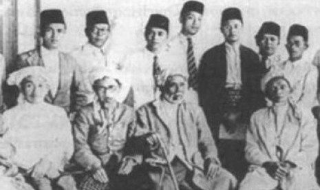 Syekh Muhammad Jamil Jaho (duduk kedua dari kiri)