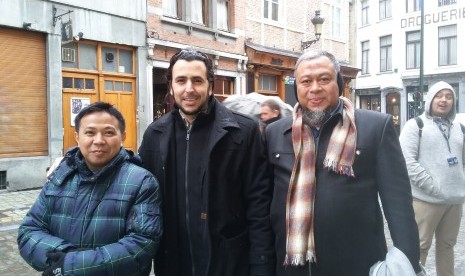 Syekh Nuruddin Sarrouj (tengah) diapit Pimpinan Pondok Pesantren Darul Istiqamah Bulukumba, Makassar, Sulawesi Selatan KH Mudzakkir M Arif (kanan) dan CEO Madinah Iman Wisata Nuryadin Yakub di Brussels, Belgia, Ahad (14/2).