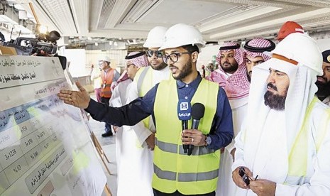 Jadwal Kegiatan Ramadhan di Masjidil Haram dan Masjid Nabawi. Foto: Syekh Sudais (kanan) meninjau pryek renovasi sumur Zamzam.