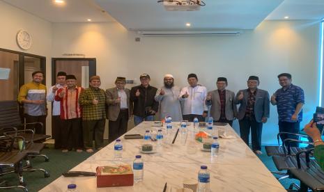 Syekh Uthman foto bersama KH Cholil Nafis, Ketua Bidang Dakwah Majelis Ulama Indonesia dan jajarannya