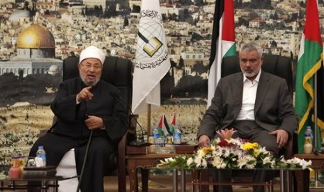 Syekh Yusuf al-Qaradhawi (kiri) berbincang dengan Perdana Menteri Palestina di Jalur Gaza Ismail Haniyah, dalam kunjungannya ke Jalur Gaza, Kamis (9/5).