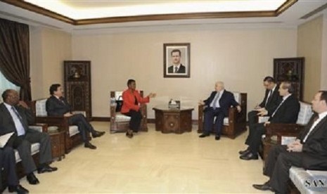 Syria's Foreign Minister Walid al-Moualem (centre right) meets UN humanitarian chief Valerie Amos (centre left) in Damascus December 15, 2012, in this handout photograph released by Syria's national news agency (SANA).  