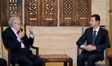 Syria's President Bashar al-Assad (right) meets International peace envoy for Syria, Lakhdar Brahimi in Damascus December 24, 2012.