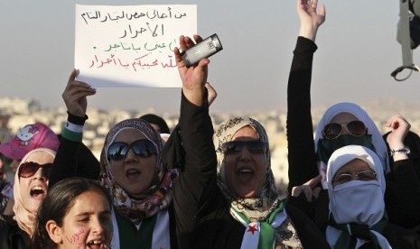 Syrian protesters living in Jordan shout slogans against Syria's President Bashar Al-Assad during a protest against the killing of at least 108 people in the Syrian town of Houla last week, outside the Syrian embassy in Amman on Thursday.