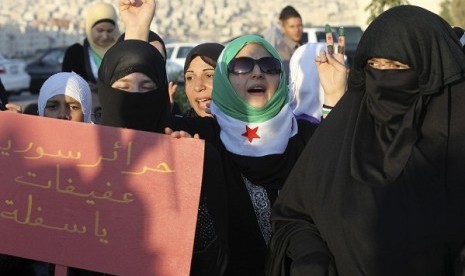 Syrian protesters living in Jordan shout slogans against Syria's President Bashar Al-Assad during a protest outside the Syrian embassy in Amman June 28, 2012. The placard reads 