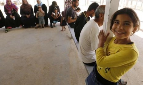 Syrian refugees wait to call their relatives at a center of the International Committee of The Red Cross at Al Zaatari refugee camp in Mafraq, Jordan, on September 15, 2014.