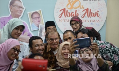 Kenangan wartawan senior Alwi Shahab, berfoto bersama wartawan Republika saat Syukuran 50 Tahun Karya Emas Abah Alwi di Kantor Republika, Jakarta (ilustrasi) 