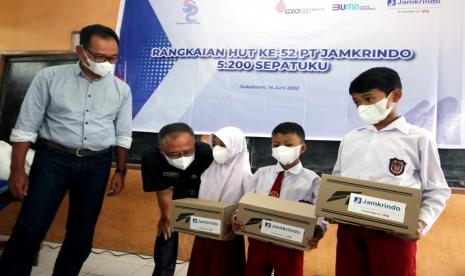 T Jamkrindo mendistribusikan bantuan 5.200 pasang sepatu bagi anak sekolah di Indonesia. Hal ini dilakukan oleh Jamkrindo untuk mewujudkan kontribusinya sektor pendidikan. Direktur Utama Jamkrindo Putrama W Setyawan mengatakan menjelang hari ulang tahun (HUT) ke-52 Jamkrindo pada 1 Juli 2022 mendatang, perusahaan mendistribusikan berbagai bantuan sosial bagi masyarakat. 