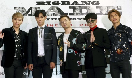 T.O.P (kedua dari kiri) bersama empat personel BIGBANG: Seungri (kiri), Taeyang (tengah), G-Dragon (kedua dari kanan), dan Daesung (kanan).