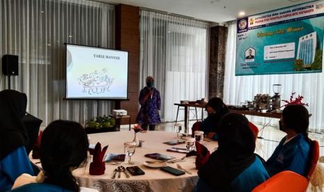 Table manner adalah agenda rutin Prodi Perhotelan Universitas BSI kampus Yogyakarta.