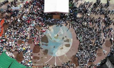 Tabligh Akbar Ustaz Abdul Somad bersama masyarakat Parigi Moutong, Sulawesi Tengah, di tepi Pantai Kayubura.