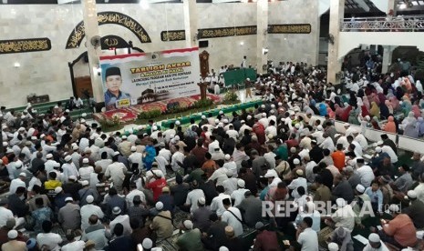 Tabliq akbar dan halal bihalal Gubernur Nusa Tenggara Barat, TGB DR KH Muhammad Zainul Majdi MA dengan tema 'Merajut Ukhuwah Raih Kemenangan' diawali sholat Isya berjamaah di Masjid Agung Sudirman, Denpasar, Kamis (13/7).