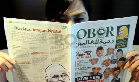 Tabloid Obor Rahmatan Lil 'Alamin Warga membaca tabloid Obor Rahmatan Lil 'Alamin di Jakarta, Jumat (27/6).