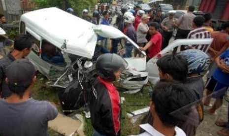 TABRAKAN ANGKOT VS TRAVEL. Sejumlah warga melihat angkot yang hancur akibat bertabrakan dengan minibus travel, di Jalan Raya Padang - Bukittinggi, kawasan Pasar Usang, Kec. Batang Anai, Kab. Padangpariaman, Sumbar, Selasa (15/1).