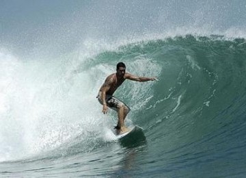 Tabrakan antar-peselancar tak terhindarkan karena banyaknya wisatawan berselancar di pantai Kuta. (ilustrasi)