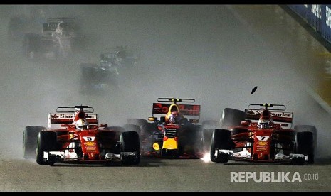 Tabrakan beruntun mewarnai start pada Grand Prix F1 Singapura, Ahad (17/9).