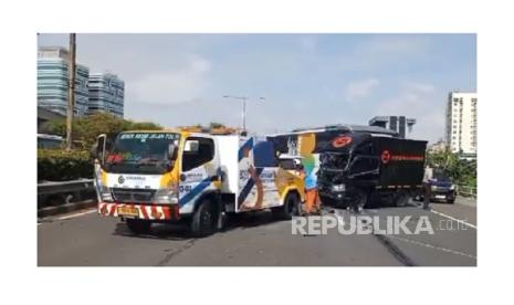 Tabrakan beruntun terjadi di Tol Dalam Kota Cawang arah Halim, Jumat (13/12/2024) pagi.