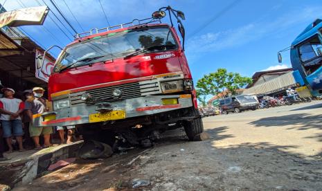 Tabrakan beruntun terjadi pada Rabu (8/12) pukul 09.50 WIB di jalan Raya Ajibarang- Cilongok, Desa Cilongok, Kecamatan Cilongok, Kabupaten Banyumas. Kecelakaan ini melibatkan truk tronton, mobil Toyota Avanza dan motor Honda Vario. 