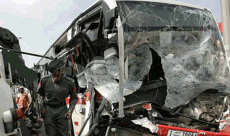 Tabrakan bus. Ilustrasi. Insiden kecelakaan lalu lintas yang melibatkan kendaraan bus dan truk terjadi di ruas tol Tangerang-Merak Km46.500 A, Senin (17/1) malam. Akibatnya, dua orang penumpang tewas dalam insiden nahas tersebut. 