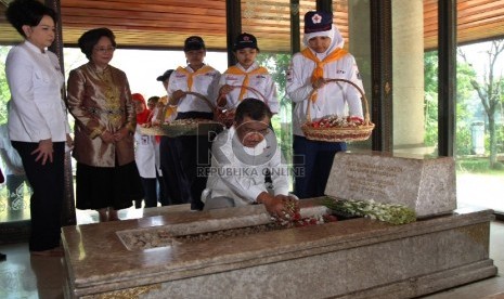 Tabur bunga di makam Proklamator RI Bung Hatta (ilustrasi).