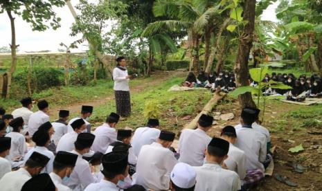 Ponpes Al Hasani Kebumen Kebumen asuhan Gus Fachrudin Achmad Nawawi melakukan tadabur alam sembari ngabuburit Ramadhan  