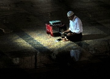 Tadarus, salah satu kegiatan mengisi iktikaf di malam 10 hari terakhir Ramadhan