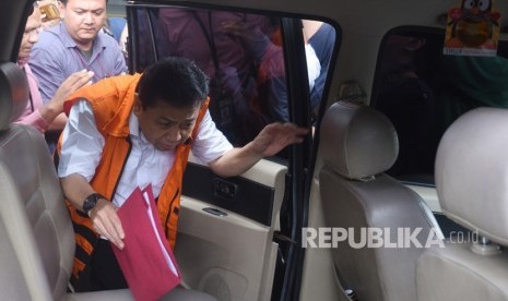 Tahanan KPK Setya Novanto meninggalkan Gedung KPK usai menjalani pemeriksaan oleh Mahkamah Kehormatan Dewan (MKD) DPR di Jakarta, Kamis (30/11).