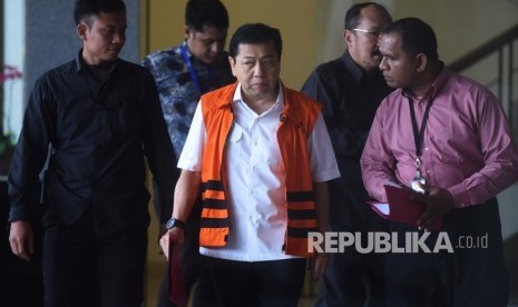 Tahanan KPK Setya Novanto (tengah) meninggalkan Gedung KPK usai menjalani pemeriksaan oleh Mahkamah Kehormatan Dewan (MKD) DPR di Jakarta, Kamis (30/11). 