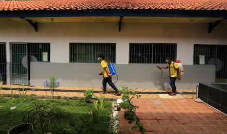 Tahanan Pendamping (Tamping) menyemprotkan cairan disinfektan di lingkungan Lapas Kelas 2B Indramayu, Jawa Barat, Senin (21/2/2022). Penyemprotan cairan disinfektan dilaksanakan untuk mengantisipasi penyebaran dan mencegah penularan COVID-19 di lingkungan Lapas. 