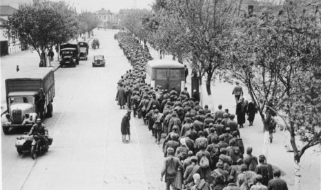 Tahanan perang Uni Soviet berbaris di kota Kharkov, Ukraina setelah tentara Jerman berhasil merebut kota ini dari Uni Soviet pada tahun 1943.